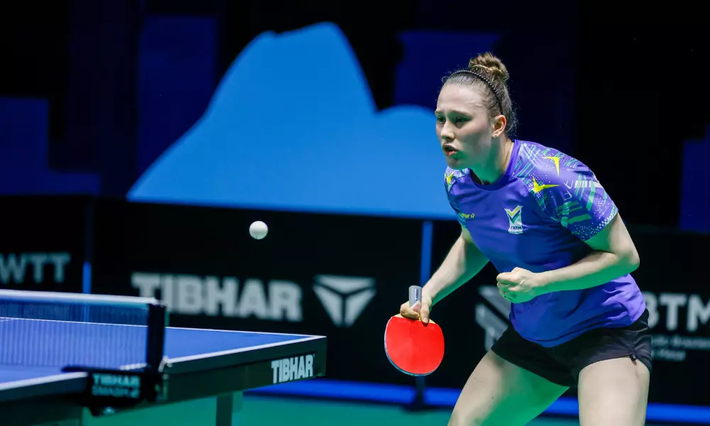 Victoria Strassburger se posiciona para receber saque no WTT Contender do Rio de Janeiro