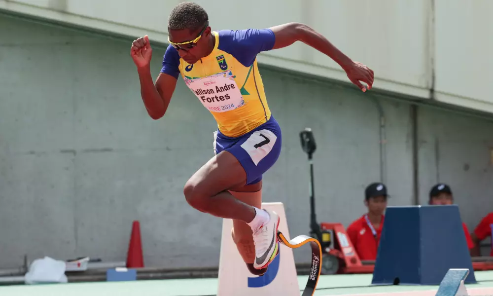 Wallison Fortes, que tem uma prótese na perna direita, está em movimento de corrida com o uniforme do Brasil durante o Mundial de Kobe