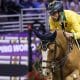 Yuri Mansur em seu cavalo em uma competição de hipismo