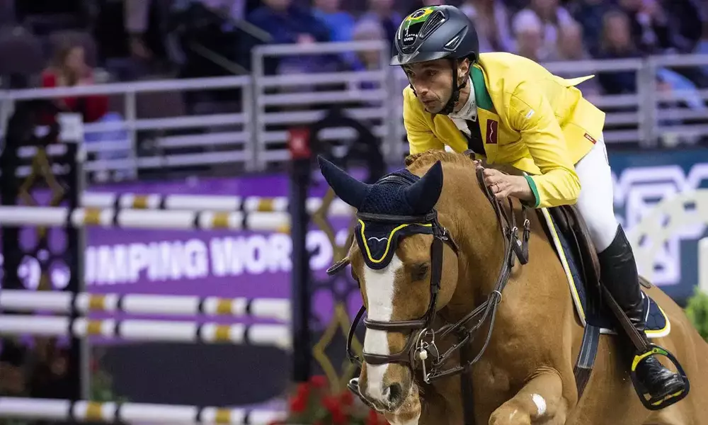 Yuri Mansur em seu cavalo em uma competição de hipismo