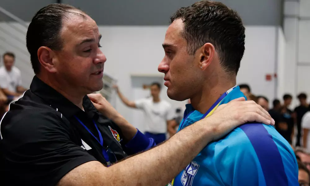 Nick Albiero e Arthur Albiero se abraçam após final da Seletiva Olímpica
