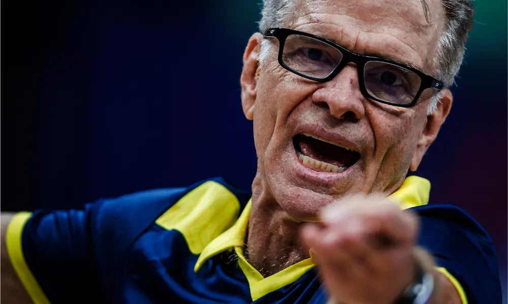 Bernardinho reclamando durante partida do Brasil contra Cuba na VNL; ele listou Lukas Bergmann e Judson para duelo contra Argentina