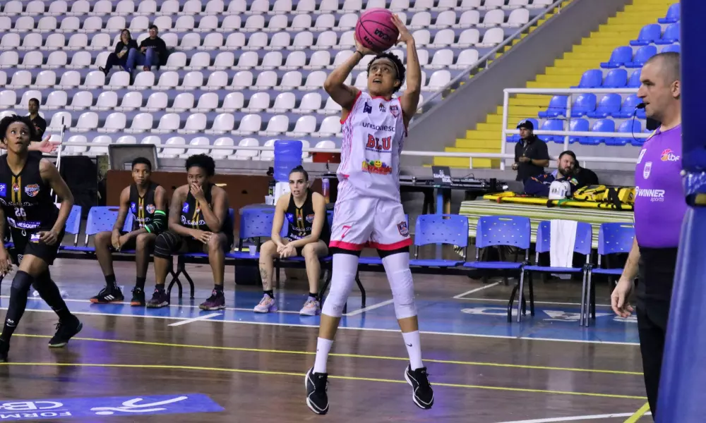 Jogadora do Blumenau faz arremesso contra o Sodiê Mesquita em jogo da LBF