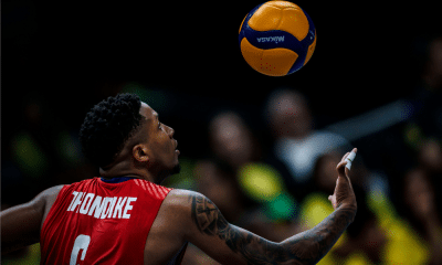 Jogador de Cuba executa movimento de saque durante partida contra o Brasil na Liga das Nações de vôlei masculino