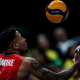 Jogador de Cuba executa movimento de saque durante partida contra o Brasil na Liga das Nações de vôlei masculino