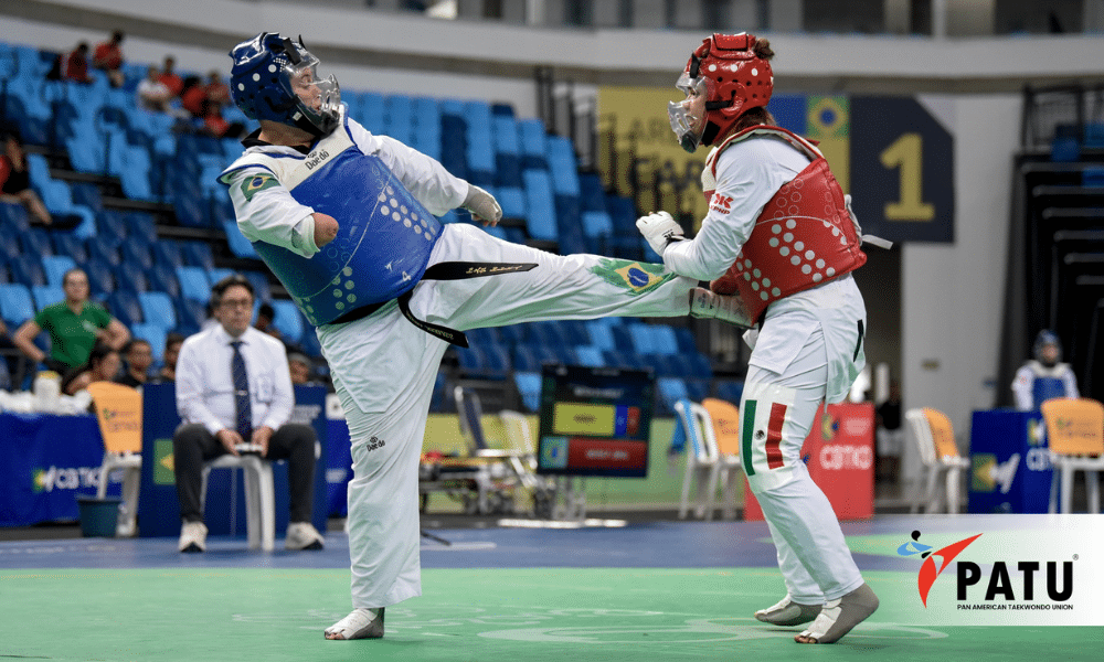 Débora Menezes no Pan-Americano de Taekwondo no Rio de Janeiro. Luta entre Brasil e México