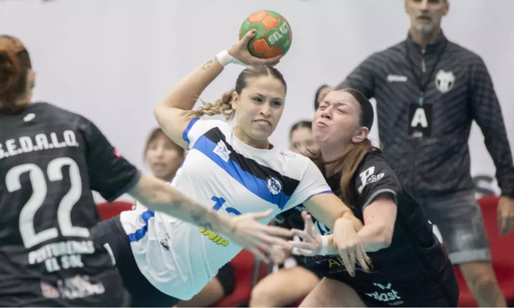 jogadora do pinheiros no Sul-Centro Americano de handebol feminino. Clube paulista e nacional estão na semifinal