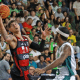 Gabriel Jaú tenta uma bandeja no jogo entre Flamengo e Bauru nos playoffs do NBB