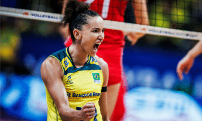 Gabi Guimarães, aniversariante do dia, vibrando durante partida contra a Sérvia pela Liga das Nações de vôlei feminino