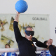 Jeferson, da Urece, segura a bola no alto, com o braço direito bem erguido, enquanto apoia a mão esquerda na trave. Ao seu lado, Felippe se aproxima. Foto: Renan Cacioli/ CBDV