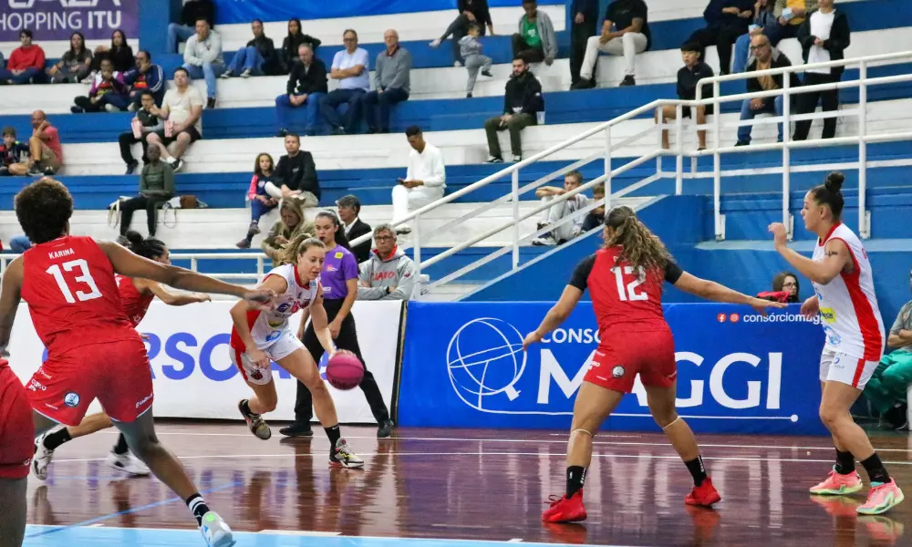 Lance do jogo entre Ituano e Ponta Grossa na LBF