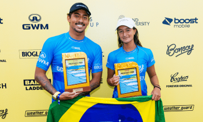 Luana Silva e Samuel Pupo posam para foto com os troféus do Gold Coast Pro da Challenger Series da WSL