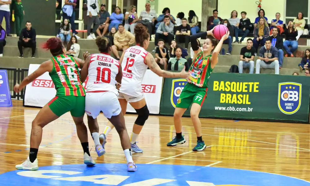 Lance do jogo entre Sesi Araraquara e Sampaio Basquete na LBF