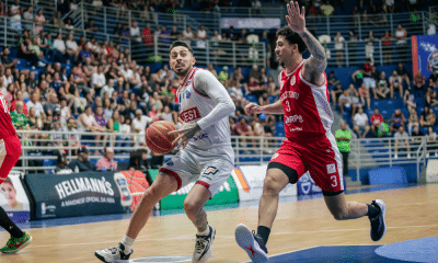 Santi Scalam do Sesi Franca, dribla jogador do Paulistano em jogo dos playoffs do NBB