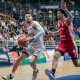 Santi Scalam do Sesi Franca, dribla jogador do Paulistano em jogo dos playoffs do NBB
