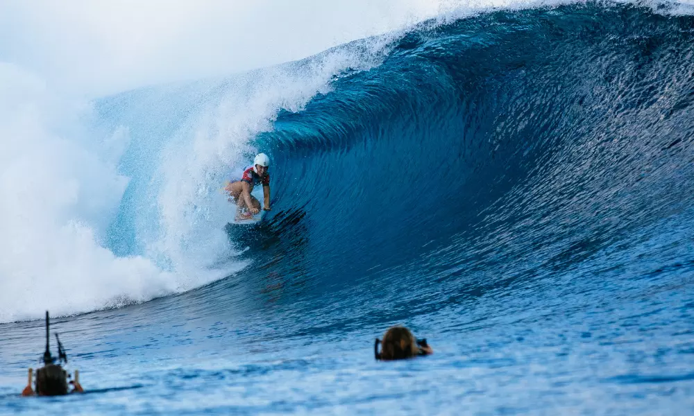 Tatiana Weston-Webb surfa na etapa de Teahupo'o no Taiti da WSL