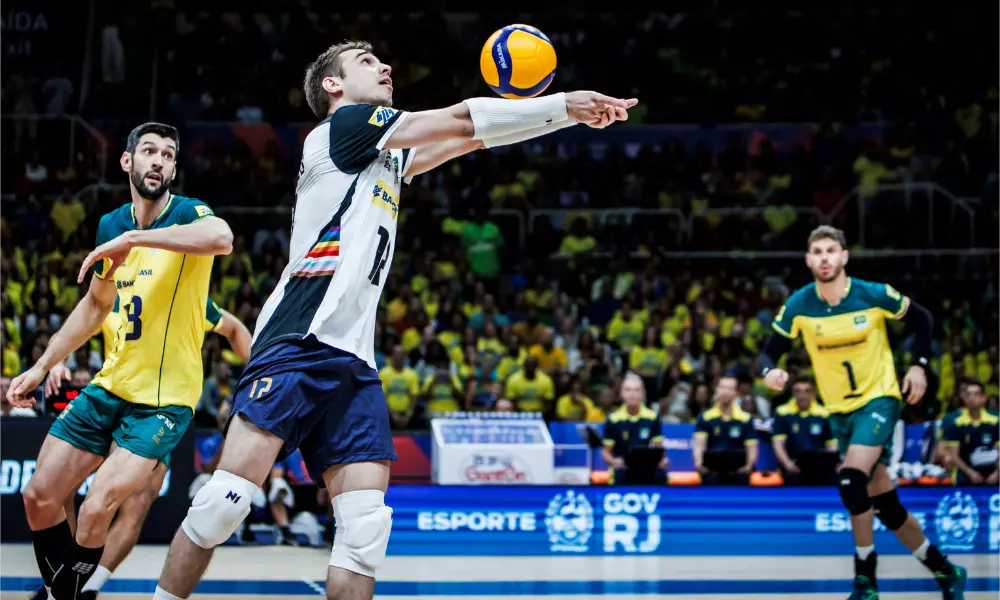 Líbero Thales executa movimento de passe durante partida da seleção brasileira de vôlei masculino na Liga das Nações; ele será o titular em Paris-2024