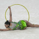 Babi Domingos, comandada por Márcia Naves, segura arco durante apresentação da ginástica rítmica