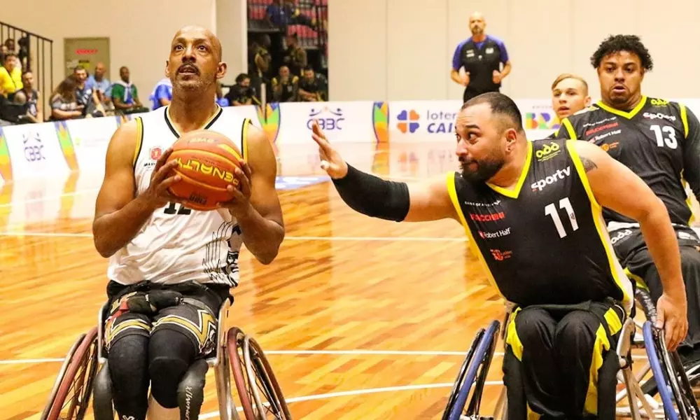Jogador do Kings Maringá em partida do Brasileiro de basquete em cadeira de rodas