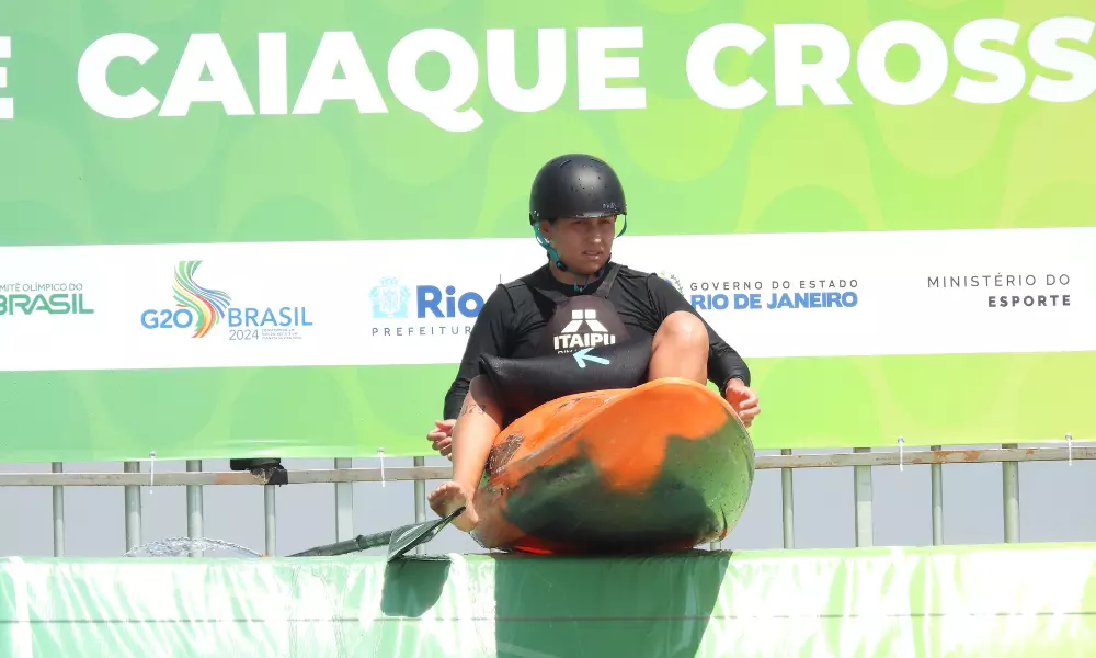 Beatriz da Motta se preparando para fazer decida no caiaque cross; ela e Mathieu Desnos ficaram sem vaga para Paris-2024
