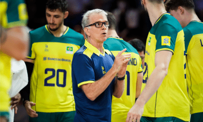 Bernardinho fala com jogadores durante partida contra o Irã na Liga das Nações de vôlei masculino