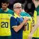 Bernardinho fala com jogadores durante partida contra o Irã na Liga das Nações de vôlei masculino
