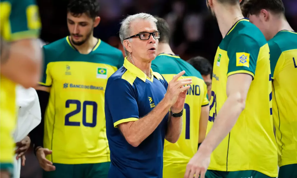 Bernardinho fala com jogadores durante partida contra o Irã na Liga das Nações de vôlei masculino