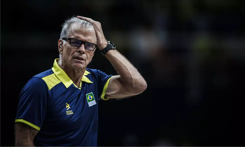 Bernardinho em jogo do Brasil na VNL