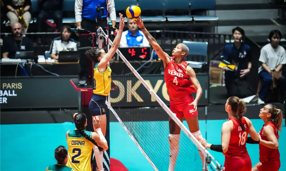 Gabi e Vargas disputam bola na rede antes da Liga das Nações de vôlei feminino, a VNL 2024