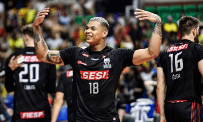 Darlan chama a torcida do Sesi Bauru durante partida da Superliga de vôlei masculino