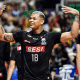 Darlan chama a torcida do Sesi Bauru durante partida da Superliga de vôlei masculino
