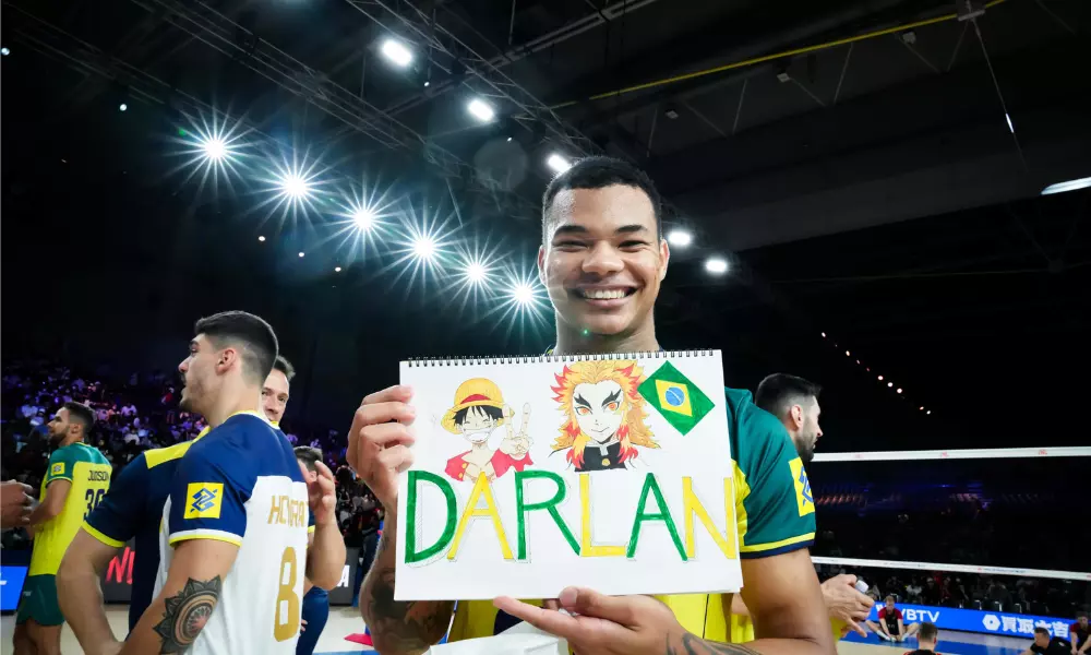 Darlan com placa escrito seu nome e com desenhos de animes japoneses