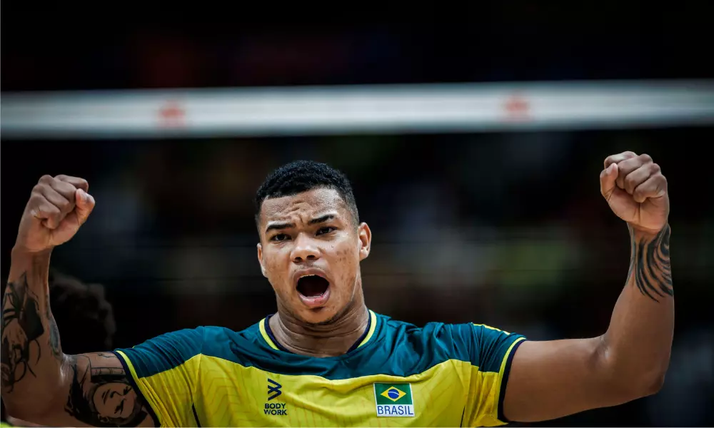 Darlan comemora ponto com os braços erguidos
