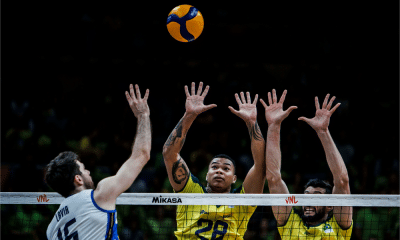 Darlan e Flávio fazendo bloqueio em duelo entre Brasil e Alemanha na Liga das Nações de vôlei masculino, a VNL 2024
