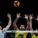 Darlan e Flávio fazendo bloqueio em duelo entre Brasil e Alemanha na Liga das Nações de vôlei masculino, a VNL 2024