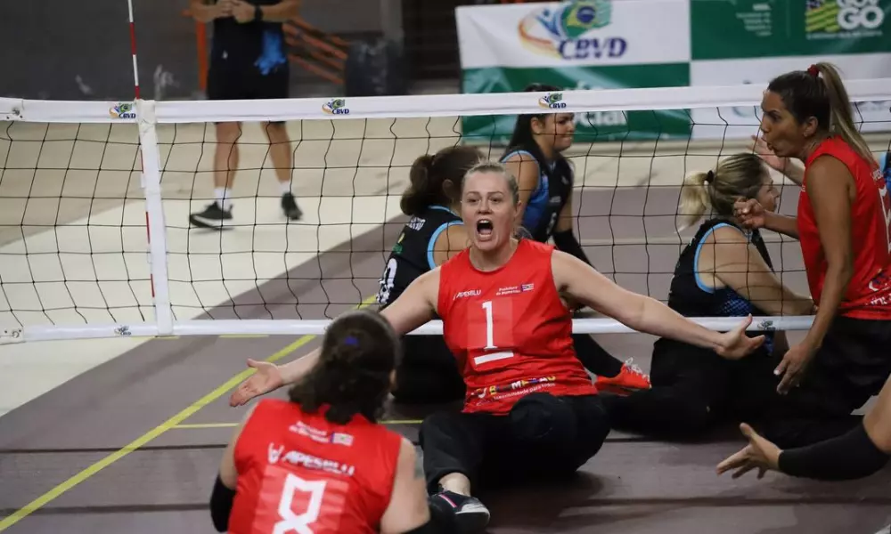 Comemoração das jogadoras do Apesblu-SC no confronto válido pelo Brasileiro de vôlei sentado (Divulgação/CBVD)