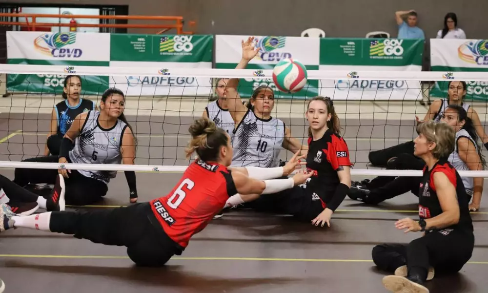 SESI e ADFEGO em partida do Brasileiro de vôlei sentado feminino (Divulgação/CBVD)