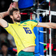 Central brasileiro Lucão em ação na Liga das Nações de vôlei masculino (VNL) (Foto: Volleyball World)