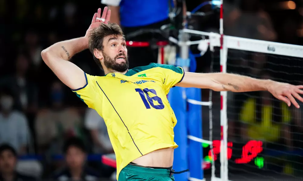 Central brasileiro Lucão em ação na Liga das Nações de vôlei masculino (VNL) (Foto: Volleyball World)