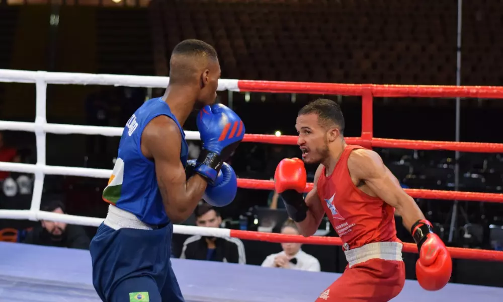 Luta entre Ronaldo Silva (BA), de vermelho, e Caique Cardoso (RR), de azul, pelo Brasileiro Elite de boxe (Lázaro Viana/@lazarovianafoto)