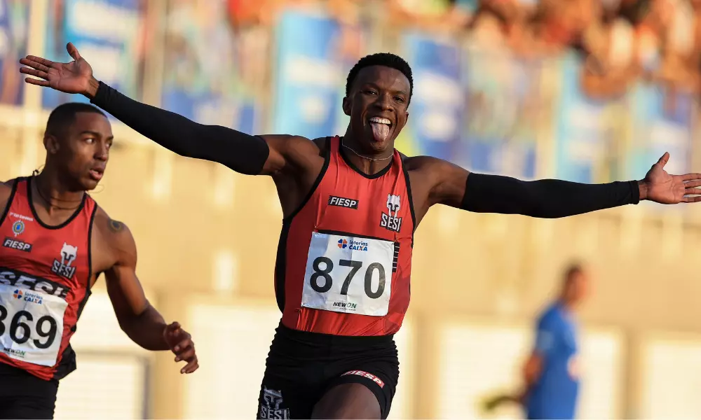 Felipe Bardi comemorando na final da prova dos 100m do Troféu Brasil (Wagner Carmo/CBAt)