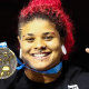 Izabela da Silva posando com a medalha de ouro no lançamento do disco no Troféu Brasil de atletismo (Wagner Carmo/CBAt)