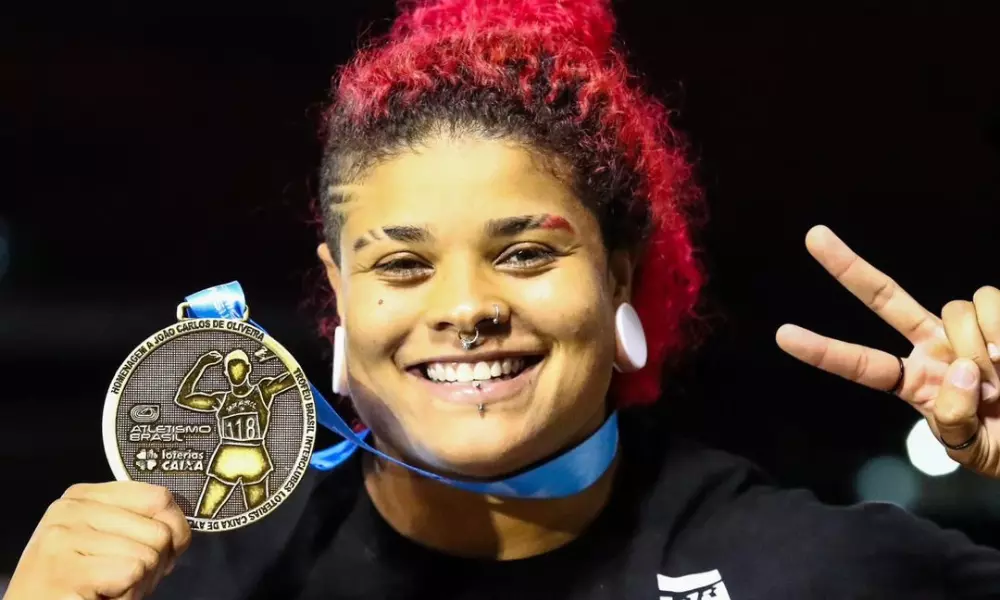 Izabela da Silva posando com a medalha de ouro no lançamento do disco no Troféu Brasil de atletismo (Wagner Carmo/CBAt)