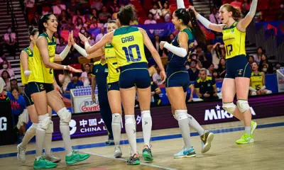 Atletas brasileiras de vôlei comemorando um ponto na partida
