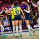 Atletas brasileiras de vôlei comemorando um ponto na partida