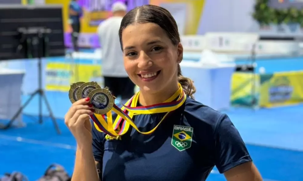Emily Rosa brasileira bateu três recordes pan-americanos da categoria até 49 kg durante a prova. Fotos CBLP