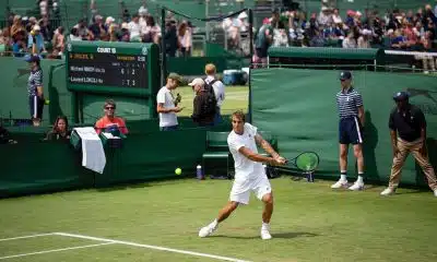 Na imagem, Felipe Meligeni, que disputou o Challenger de Manacor, rebatendo a bolinha em uma das quadras de Wimbledon.