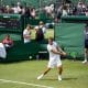 Na imagem, Felipe Meligeni, que disputou o Challenger de Manacor, rebatendo a bolinha em uma das quadras de Wimbledon.