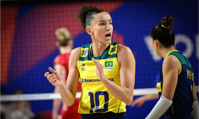 Capitã Gabi aplaude companheiras durante partida contra a Polônia na Liga das Nações de vôlei masculino