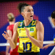 Capitã Gabi aplaude companheiras durante partida contra a Polônia na Liga das Nações de vôlei masculino